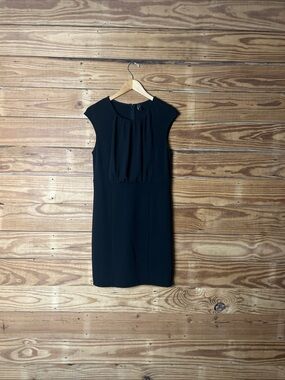 Elegant Black Cap-Sleeve Shift Dress
